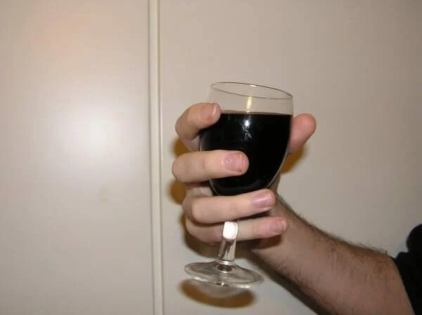 Cách cầm ly rượu vang