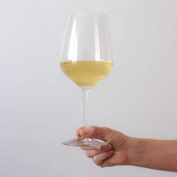 Cách cầm ly rượu vang